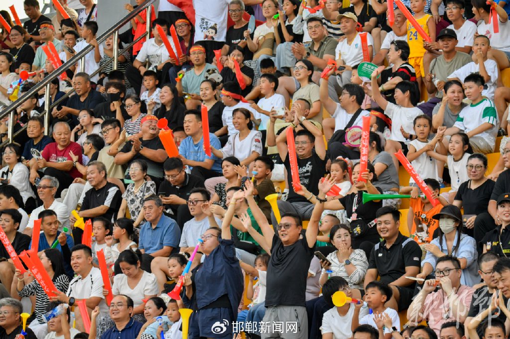 关于首次参赛球队抢眼表现，赢得观众喝彩的信息